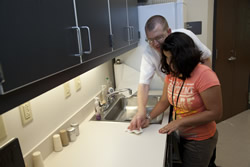 Los estudiantes aprenden a mantener sus hogares limpios